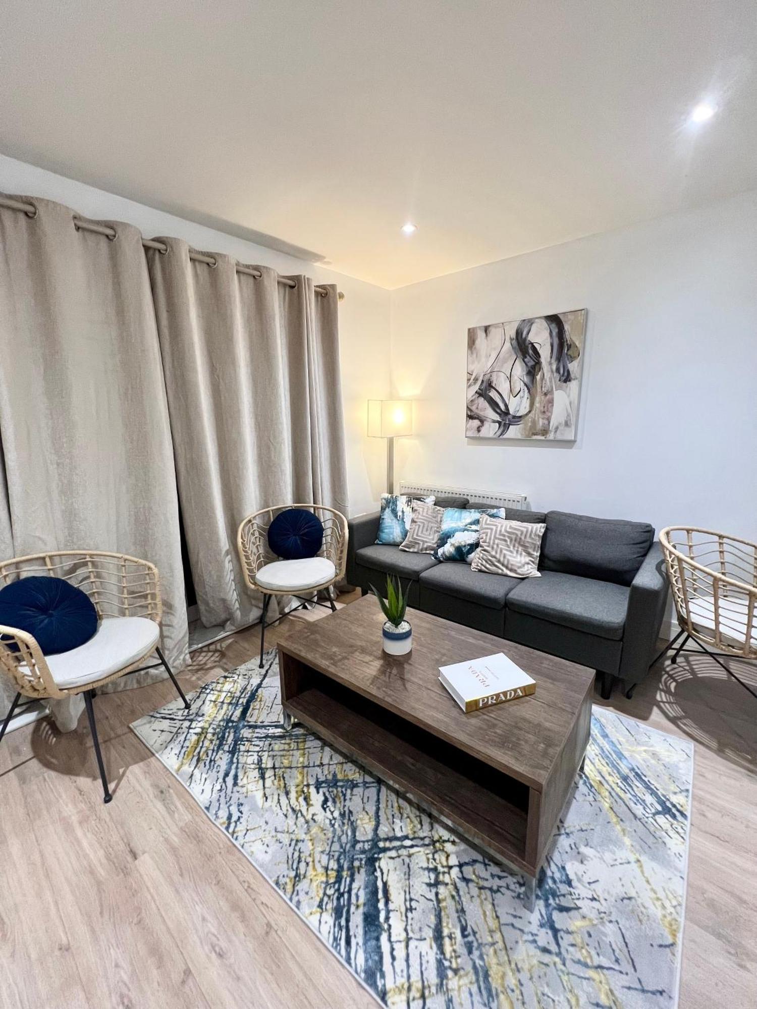 Luxury 2 Bed 2 Bath Zone Two Apartment *