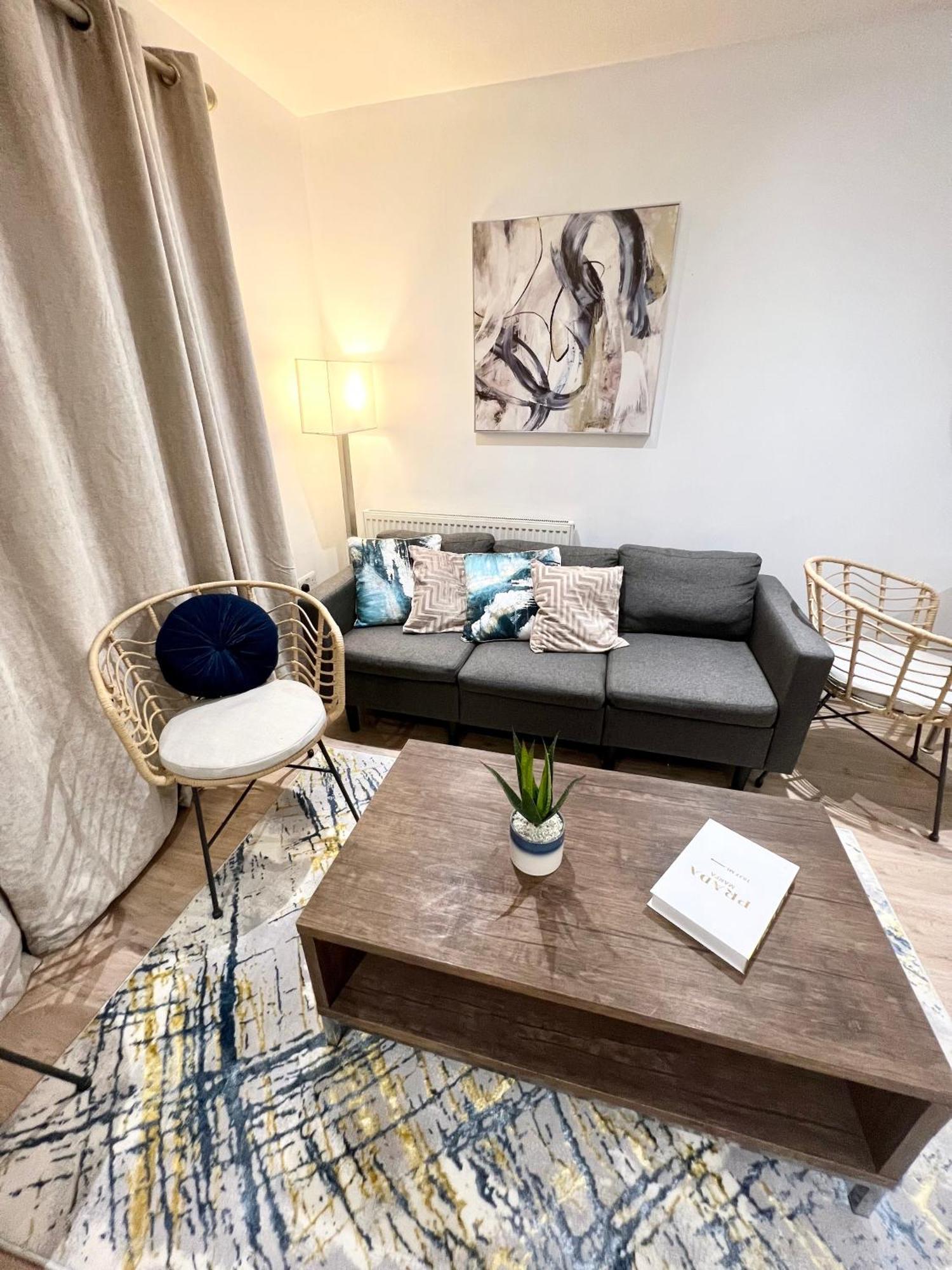 Luxury 2 Bed 2 Bath Zone Two Apartment London