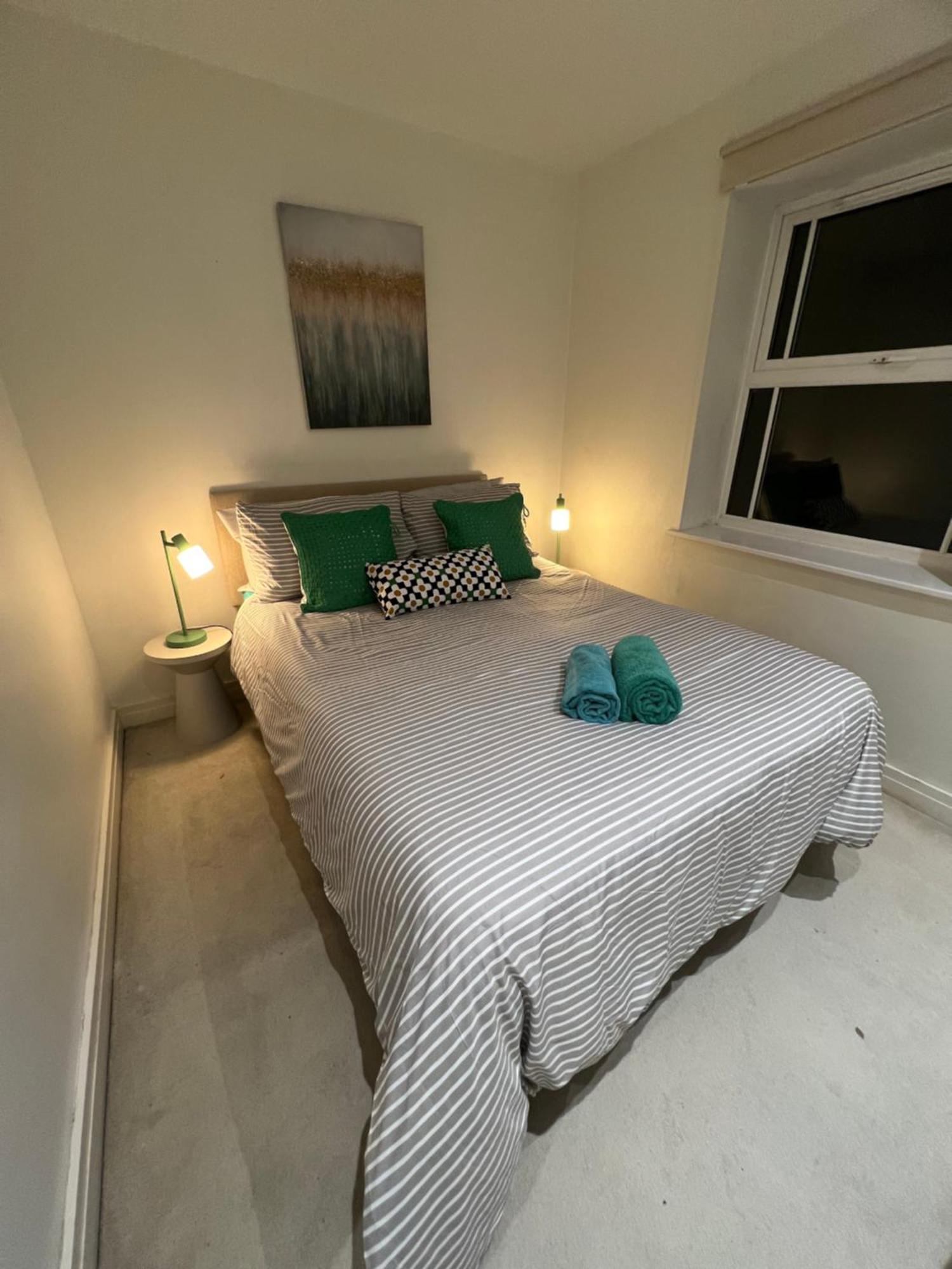 Luxury 2 Bed 2 Bath Zone Two Apartment London